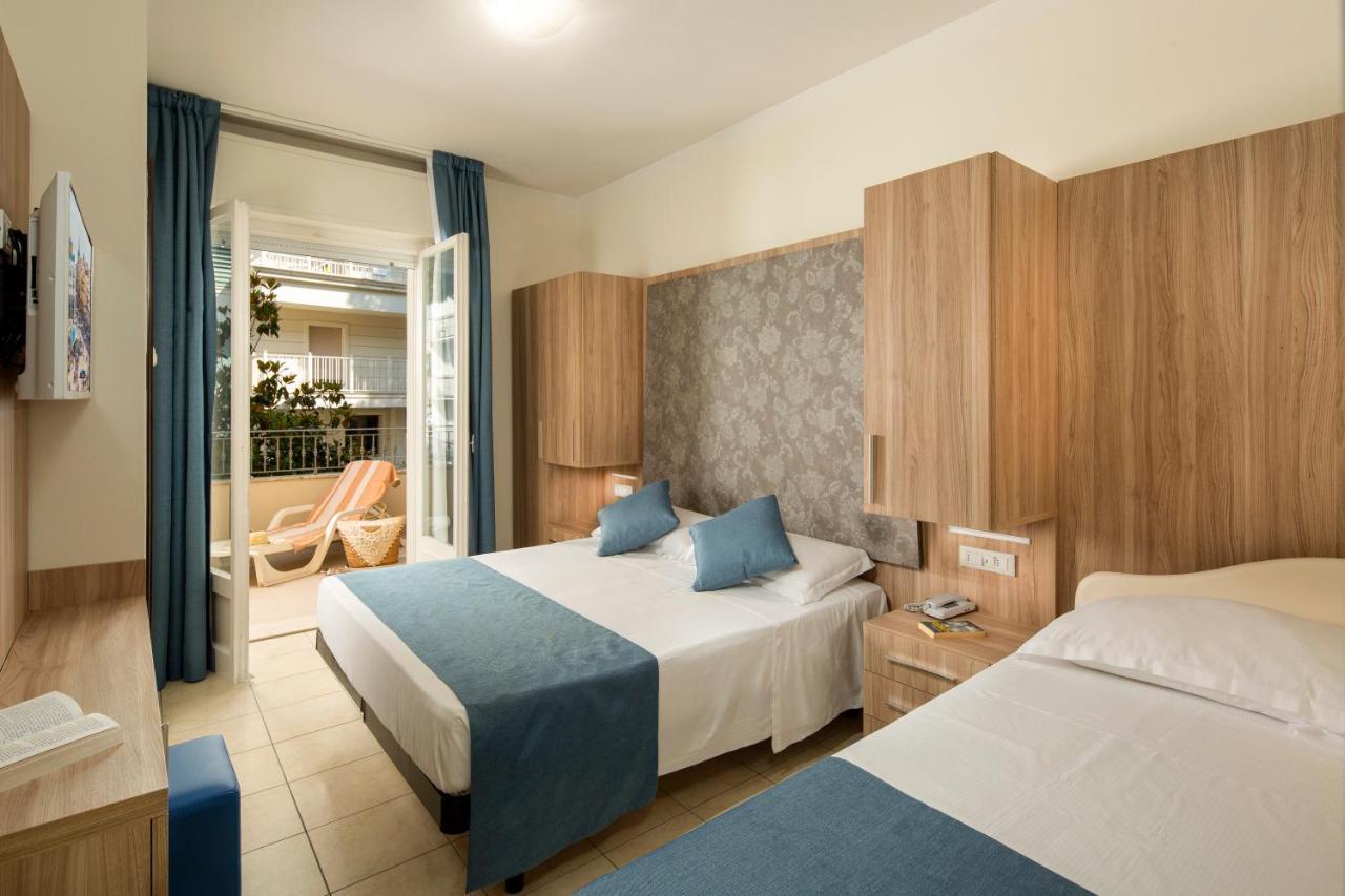 Hotel Cannes - In Pieno Centro 리치오네 외부 사진