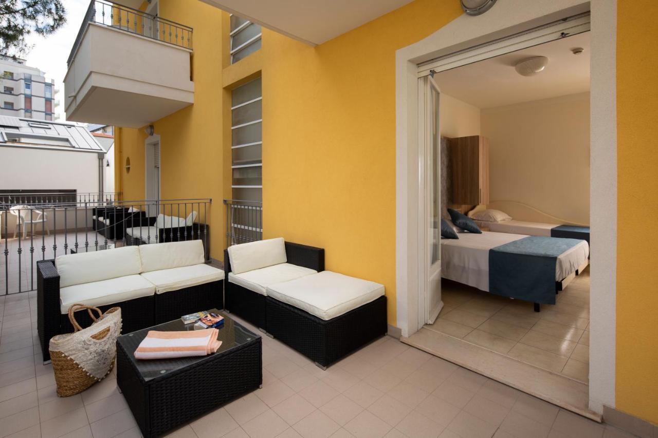 Hotel Cannes - In Pieno Centro 리치오네 외부 사진