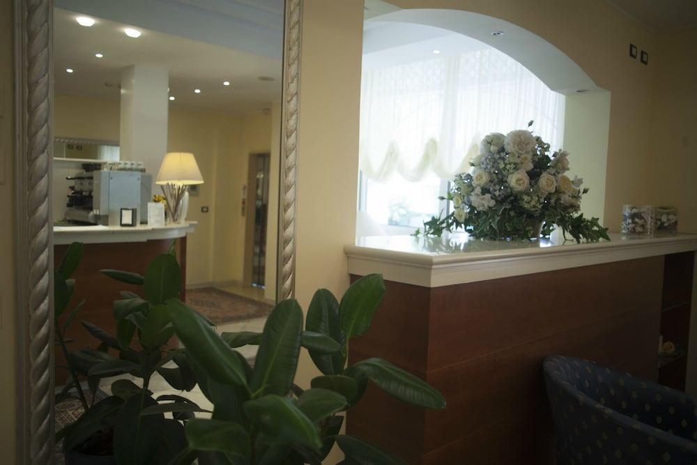 Hotel Cannes - In Pieno Centro 리치오네 외부 사진