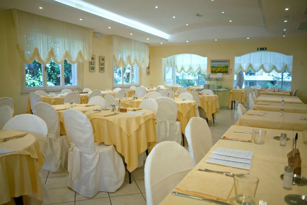 Hotel Cannes - In Pieno Centro 리치오네 외부 사진
