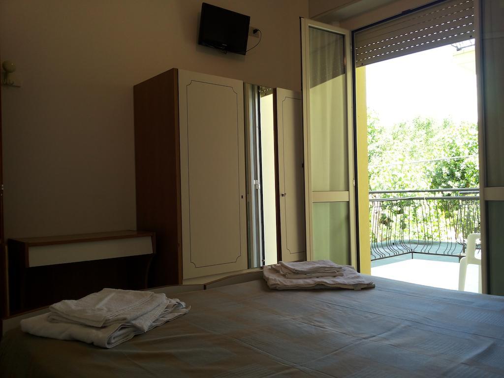 Hotel Cannes - In Pieno Centro 리치오네 외부 사진
