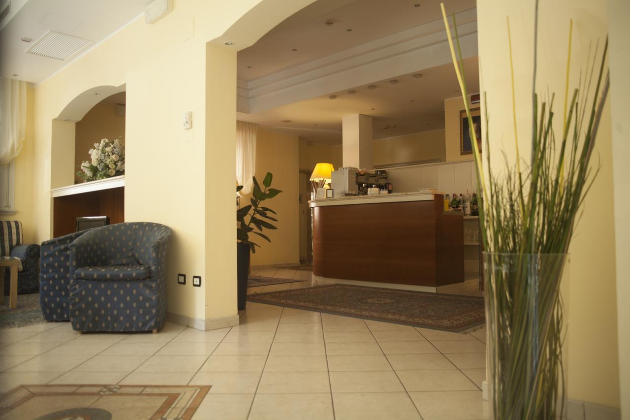 Hotel Cannes - In Pieno Centro 리치오네 외부 사진