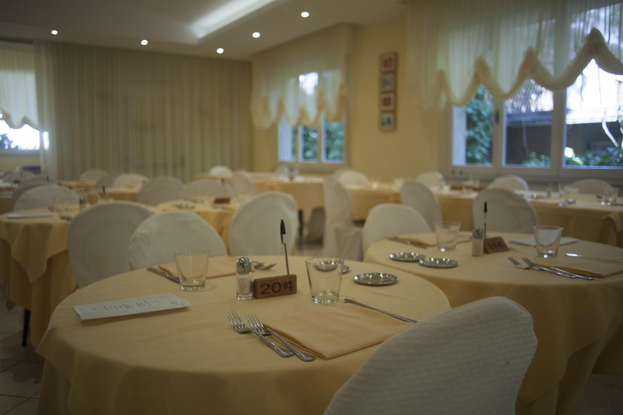 Hotel Cannes - In Pieno Centro 리치오네 외부 사진