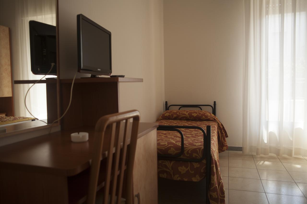Hotel Cannes - In Pieno Centro 리치오네 외부 사진