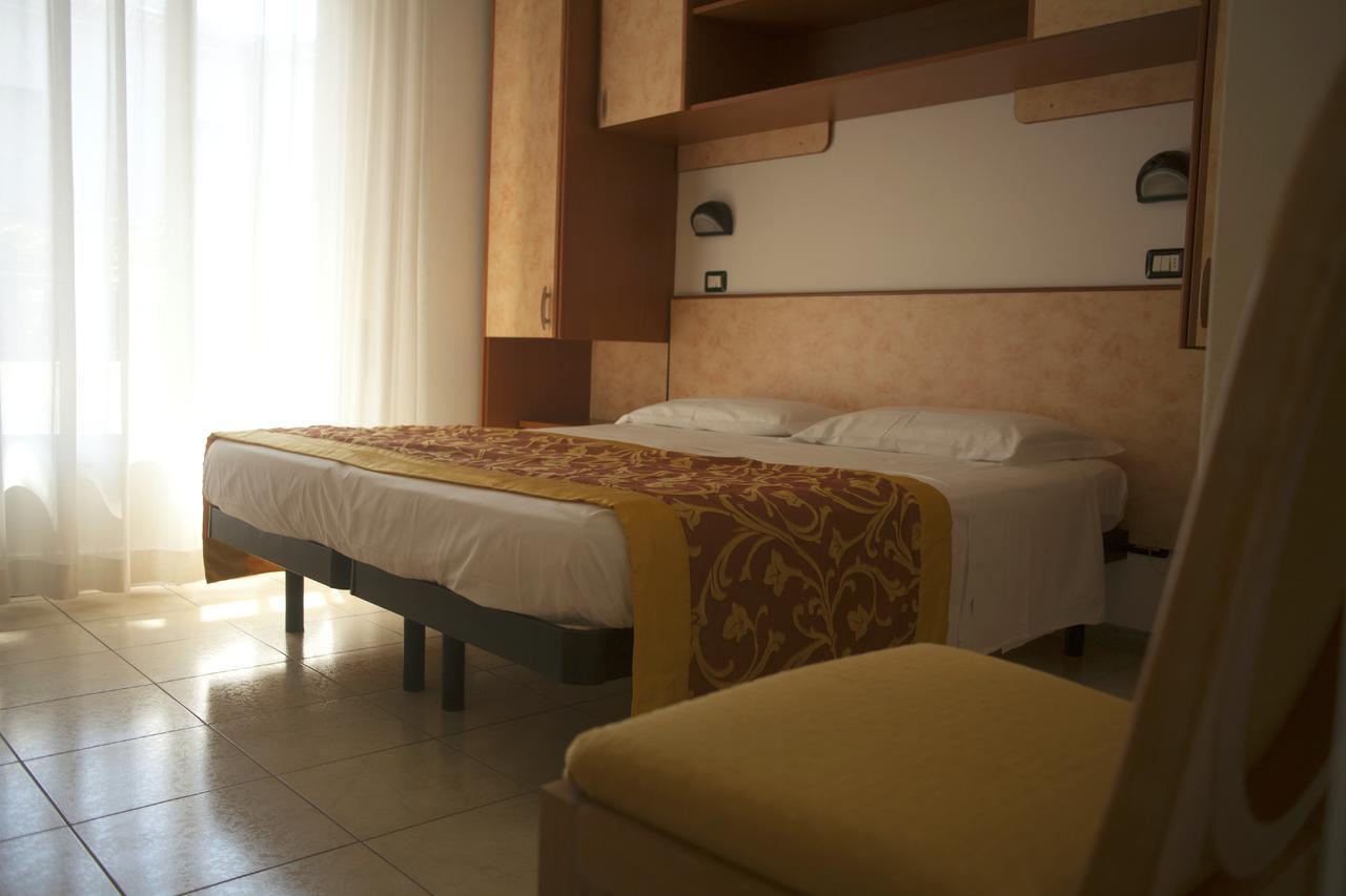 Hotel Cannes - In Pieno Centro 리치오네 외부 사진