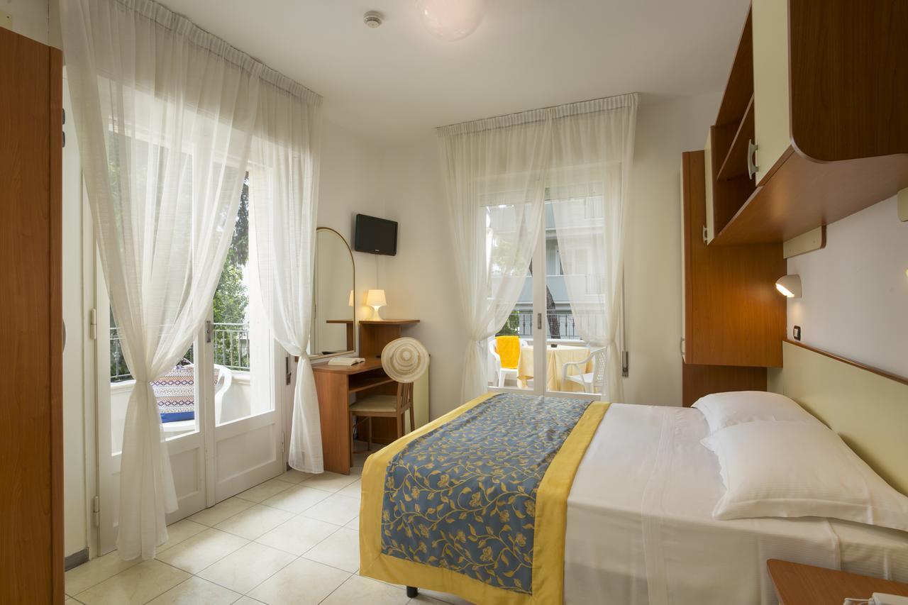Hotel Cannes - In Pieno Centro 리치오네 외부 사진