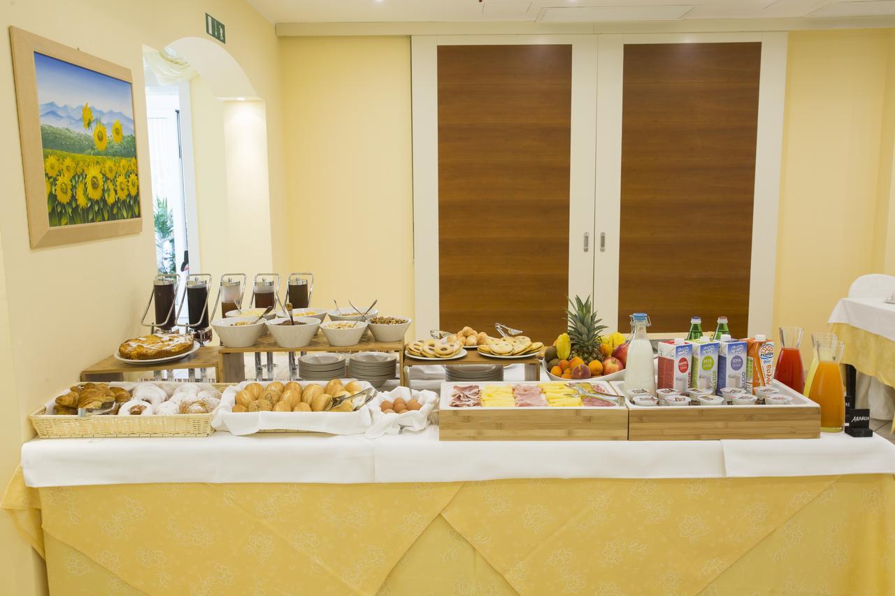 Hotel Cannes - In Pieno Centro 리치오네 외부 사진