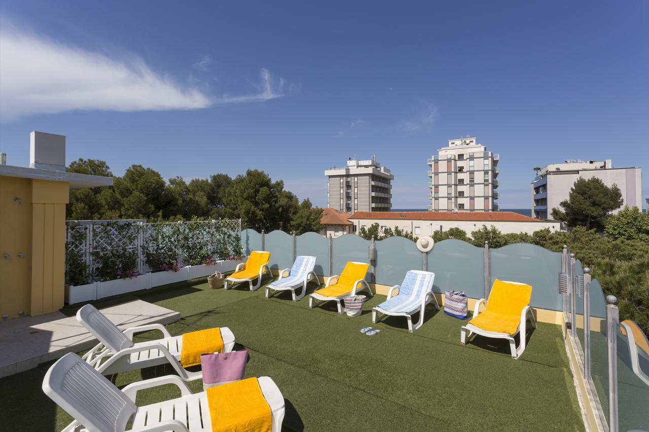 Hotel Cannes - In Pieno Centro 리치오네 외부 사진