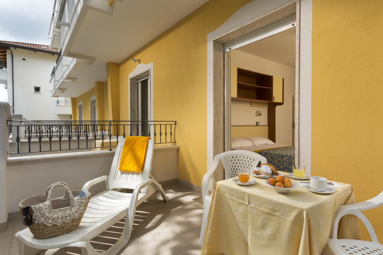 Hotel Cannes - In Pieno Centro 리치오네 외부 사진