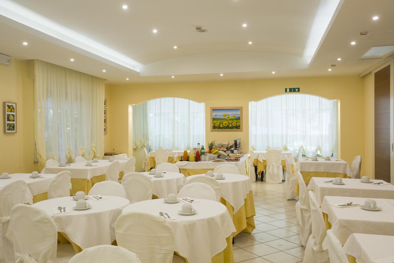 Hotel Cannes - In Pieno Centro 리치오네 외부 사진