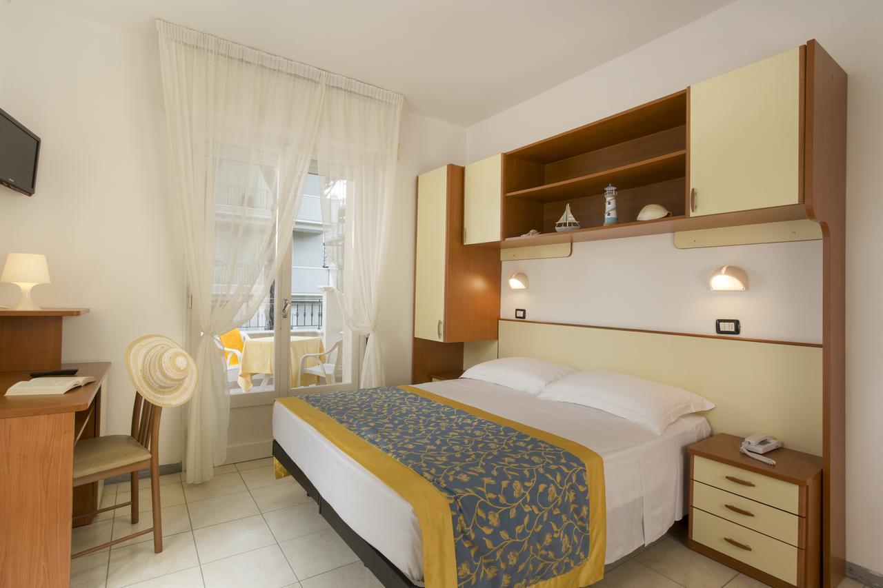 Hotel Cannes - In Pieno Centro 리치오네 외부 사진