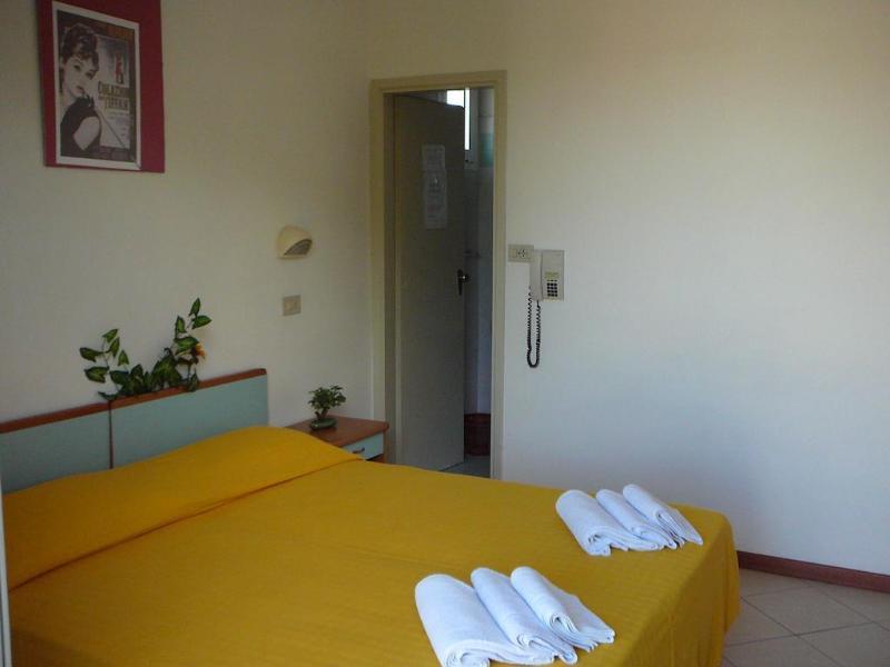 Hotel Cannes - In Pieno Centro 리치오네 외부 사진