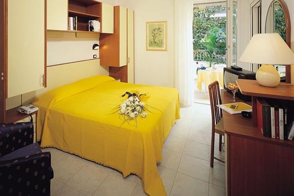 Hotel Cannes - In Pieno Centro 리치오네 외부 사진