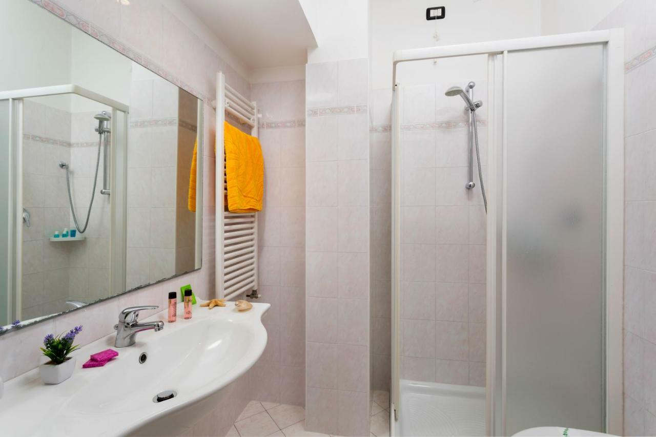 Hotel Cannes - In Pieno Centro 리치오네 외부 사진