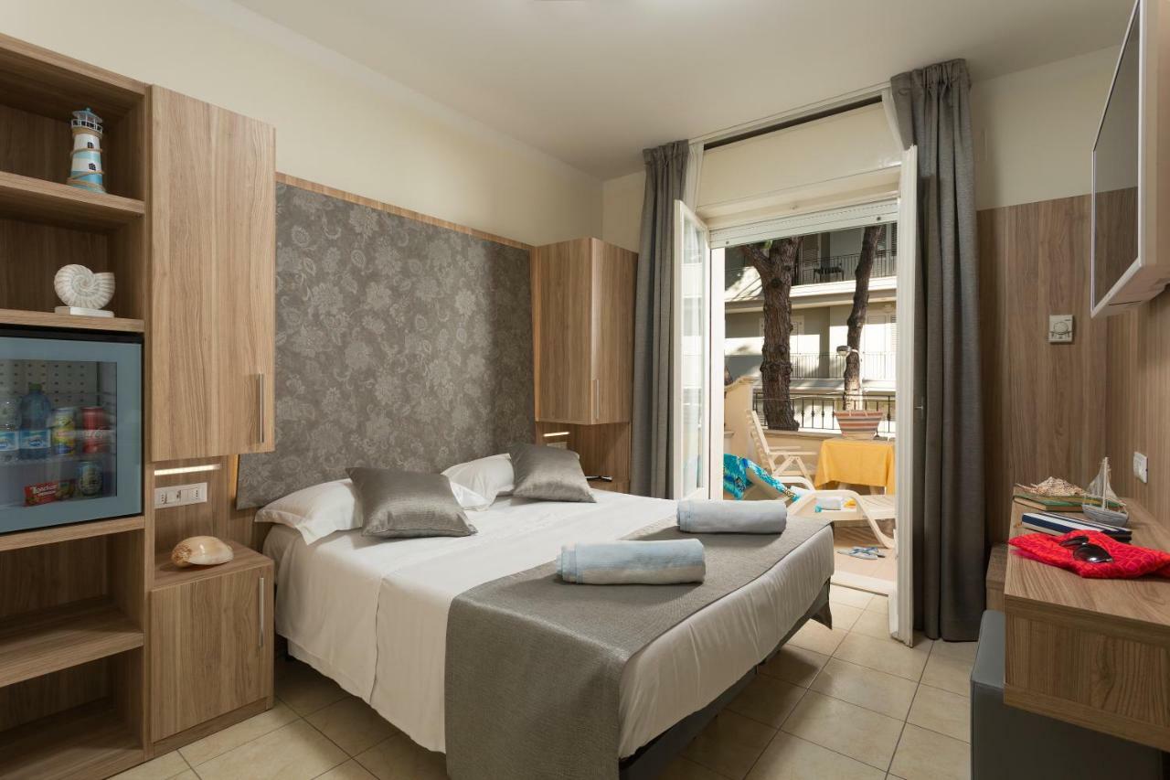 Hotel Cannes - In Pieno Centro 리치오네 외부 사진